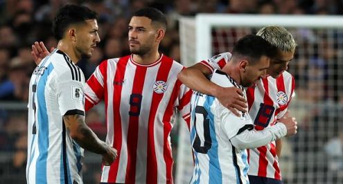 سانابريا ينفي البصق على ميسي (صورة)